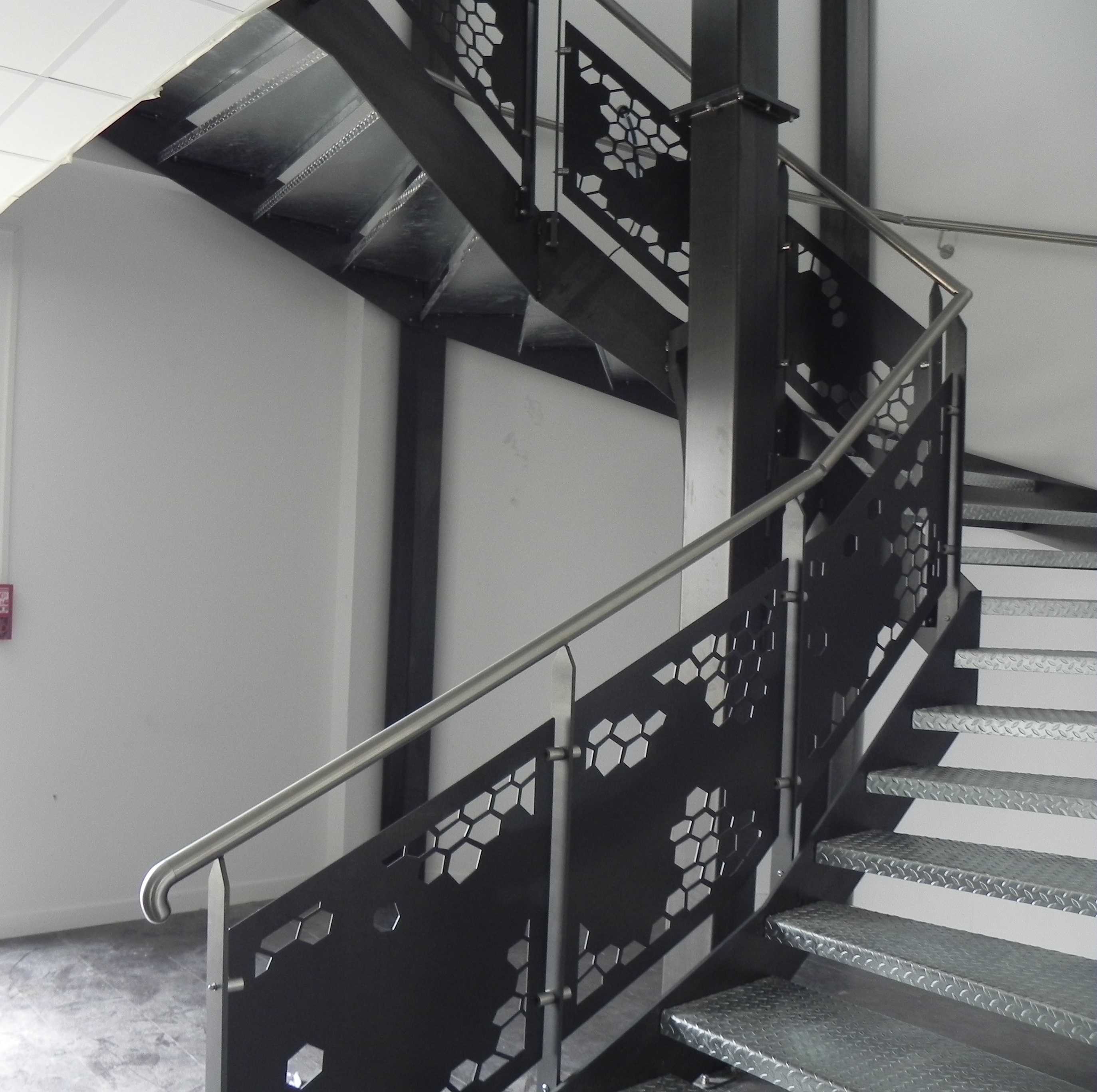 Escalier deux unités de passage suivant les normes d'accéssibilité PMR et ERP - Rovaltain Drome 